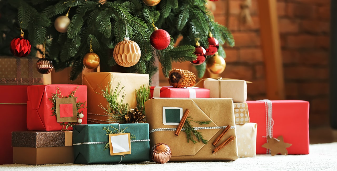 Albero natalizio con sotto pacchetti regalo