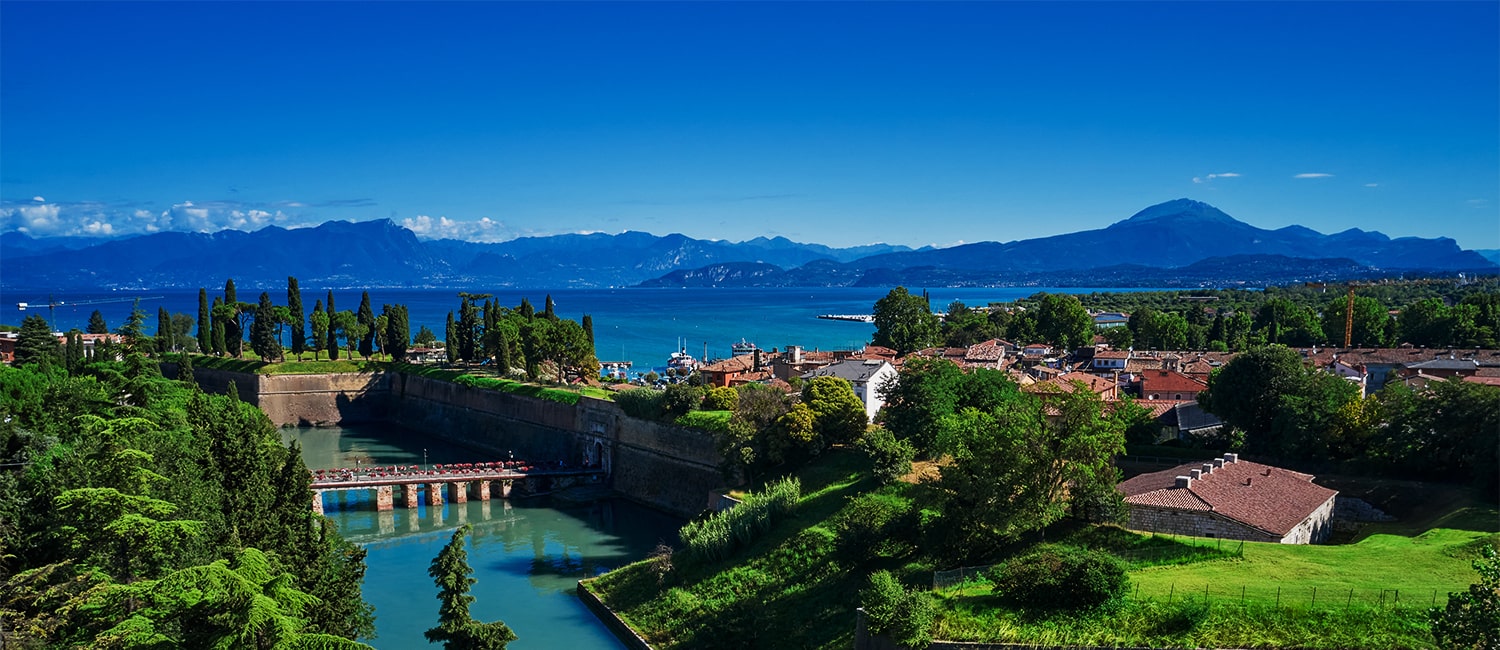 Splendida vista della città di Peschiera del Garda