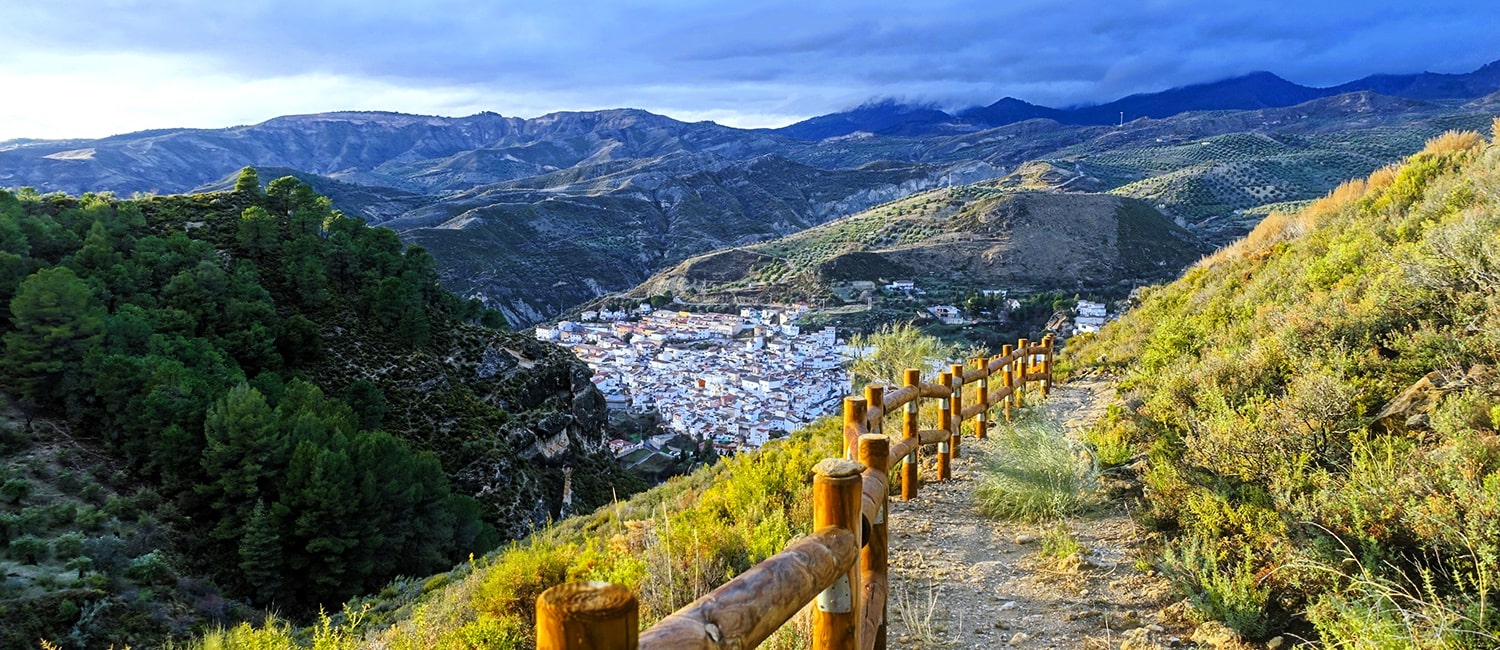 Sentiero escursionistico che domina Quéntar, un tradizionale villaggio bianco sulle montagne della Sierra Nevada, vicino a Granada, Andalusia, Spagna meridionale.