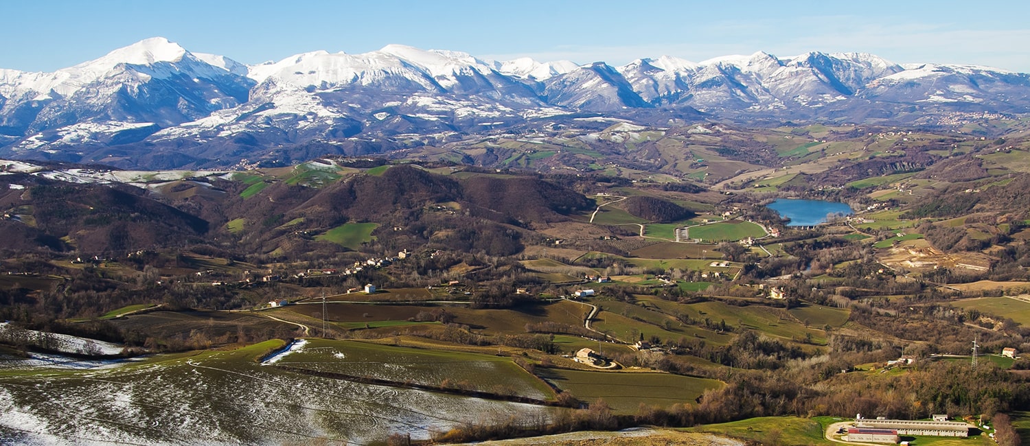 Vista panoramica del Parco Nazionale dei Monti Sibillini nella stagione invernale con neve, Marche