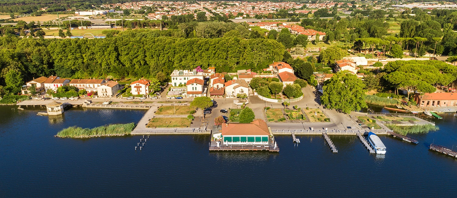 Veduta aerea di Torre del Lago Puccini, frazione di Viareggio in provincia di Luca