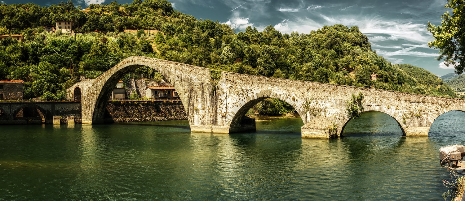 Ponte della Maddalena sulle rive del fiume Serchio